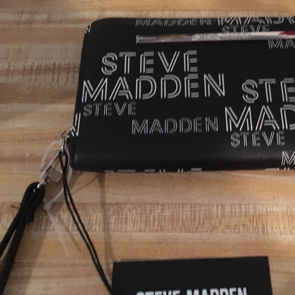 Steve Madden Handbags - Steve Madden Signature Black & White Wristlet 8x6